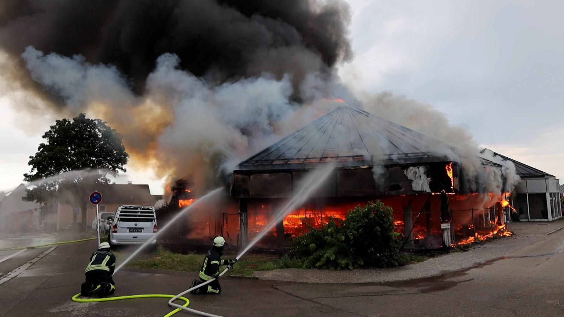 In Kempten ist ein früheres Autohaus abgebrannt.