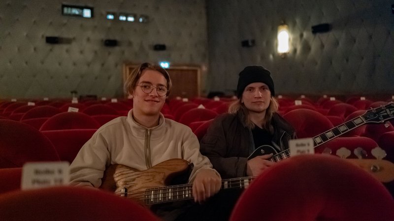 Tobias Winhart und Rafael Wolfmeir im Kinosaal.