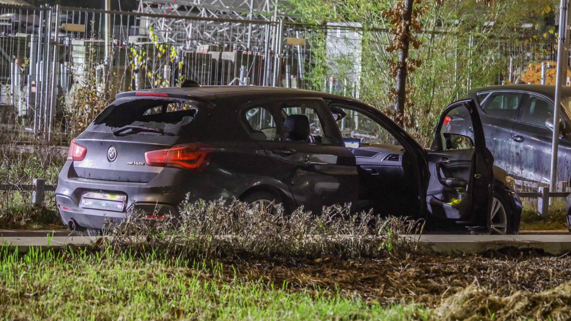 02.12.2025, München: Ein Auto steht während eines größeren Einsatzes am Tatort