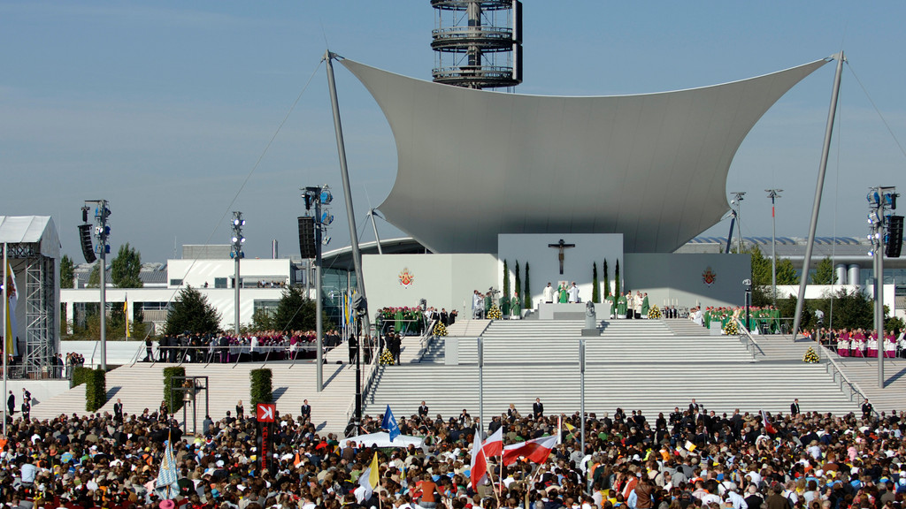 Mehr als 250.000 Gläubige verfolgten den Gottesdienst von Papst Benedikt XVI. auf dem Freigeländer der Messe München.