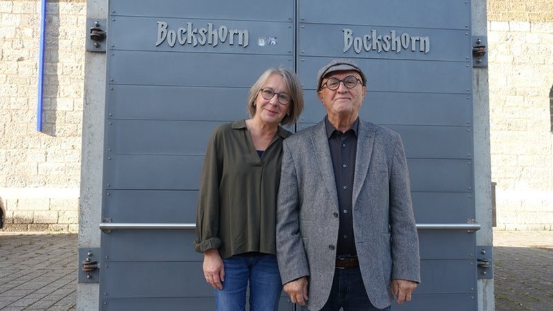 Hört nach fast 40 Jahren auf: das Betreiberehepaar Monika Wagner-Repiscus und Mathias Repiscus vor dem Bockshorn im Würzburger Kulturspeicher