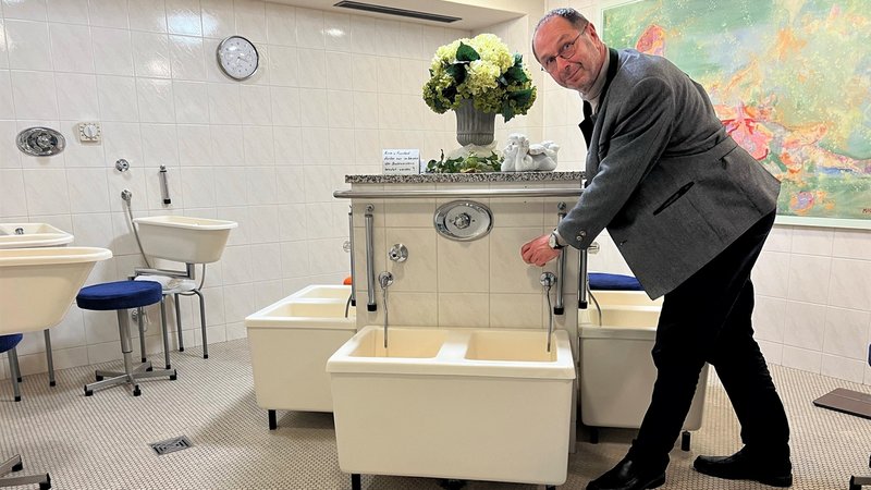 Seit 28 Jahren führt Martin Steinle das Kurhotel-Steinle. Die Gebührenerhöhung könnte sein Hotel mehrere tausend Euro im Jahr kosten. | Bild: BR / Ramona Dinauer Seit 28 Jahren führt Martin Steinle das Kurhotel-Steinle. Die Gebührenerhöhung könnte sein Hotel mehrere tausend Euro im Jahr kosten.