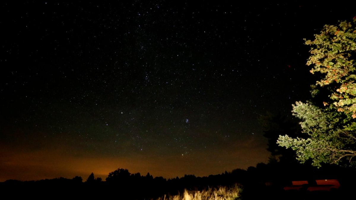  Der Meteorstrom der Perseiden zieht über den Nachthimmel