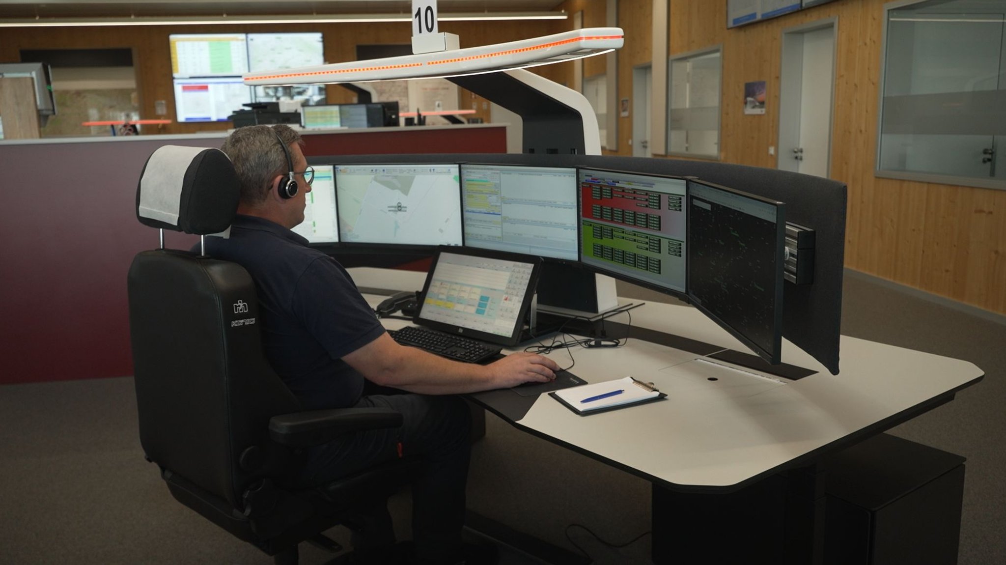 Sven Gäbel überwacht auf Monitoren in der Integrierten Leitstelle Landshut (ILS) den Ablauf des Probealarms. | Bild: BR/ Sebastian Sitzberger Sven Gäbel überwacht auf Monitoren in der Integrierten Leitstelle Landshut (ILS) den Ablauf des Probealarms.