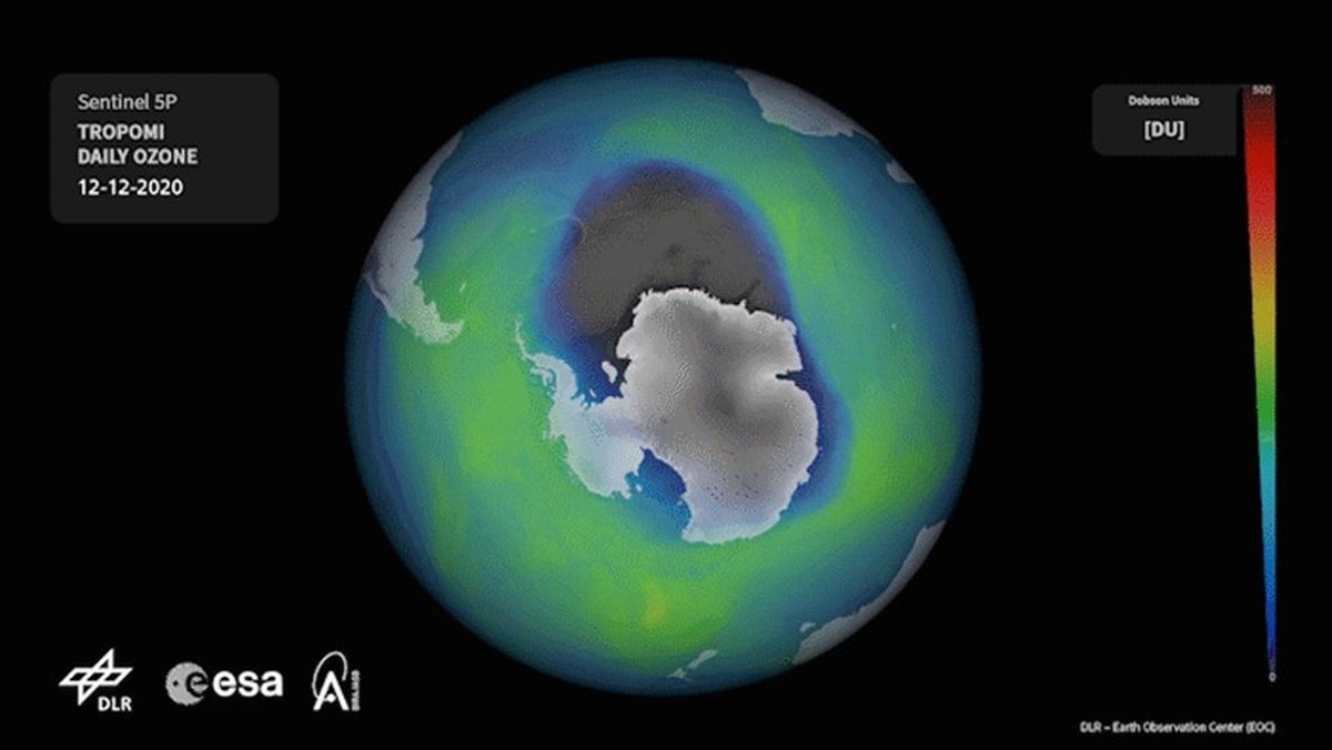 Ozonloch über der Antarktis am 12. Dezember 2020: Das Ozonloch, das im antarktischen Winter 2020 von März bis September besonders groß war, hat sich diesmal auch bis in den Sommer am Südpol gehalten: Noch Anfang Dezember 2020 war es riesig