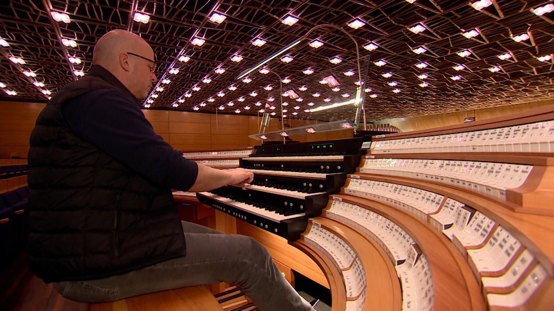 Ein Mitarbeiter eines Orgel-Herstellers testet die neue Orgel in der Würzburger Musik-Hochschule.
