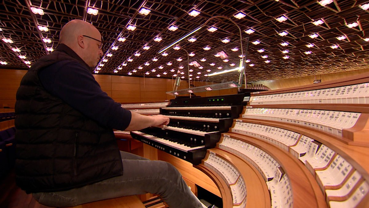 Ein Mitarbeiter eines Orgel-Herstellers testet die neue Orgel in der Würzburger Musik-Hochschule.