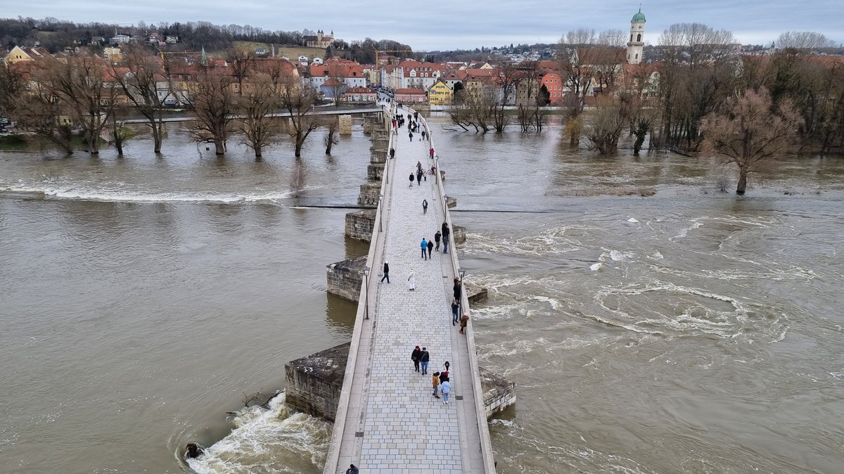 Blick auf die hochwasserführende Donau und die Steinerne Brücke in Regensburg am Dienstagmittag bei Meldestufe 2