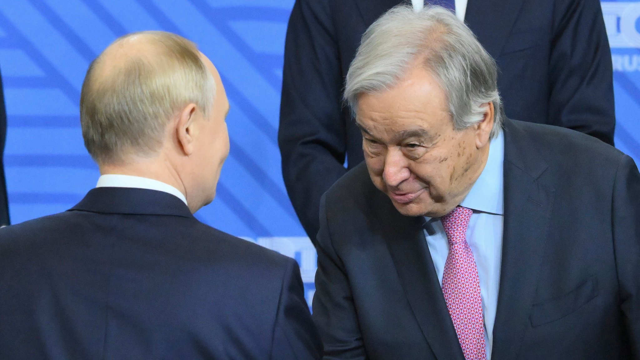 UN-Generalsekretär Guterres reicht Russlands Präsident Putin die Hand.