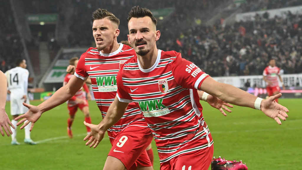 FC-Augsburg-Torschütze Mergim Berisha (vorne) und Ermedin Demirovic
