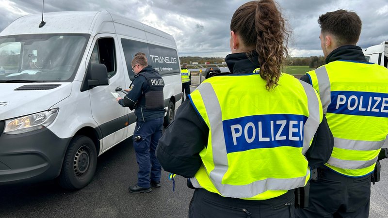 (Symbolbild) Bundespolizisten kontrollieren an der A3 bei Pocking einen Transporter | Bild: BR/Katharina Häringer (Symbolbild) Bundespolizisten kontrollieren an der A3 bei Pocking einen Transporter