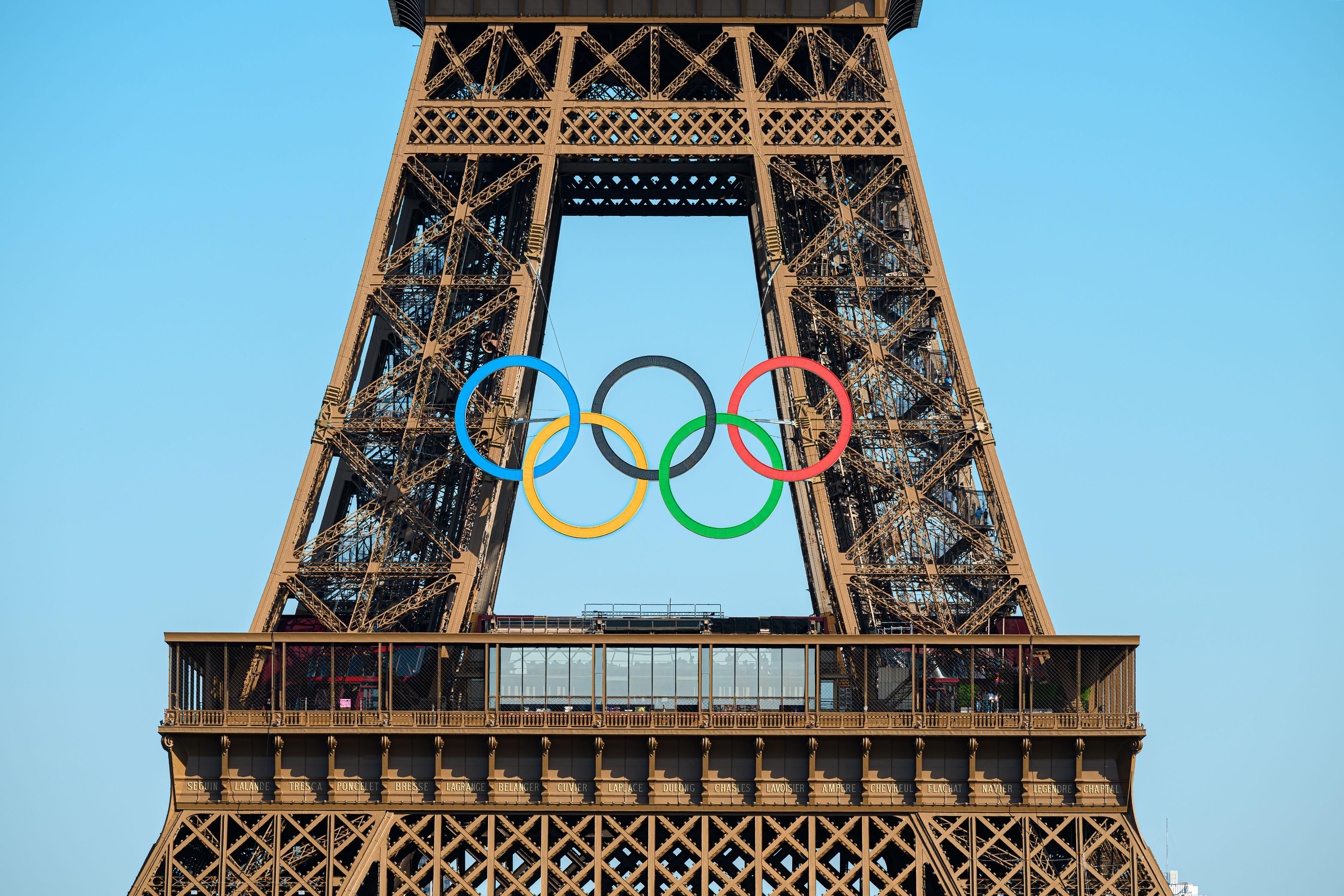 Olympische Ringe am Eiffelturm