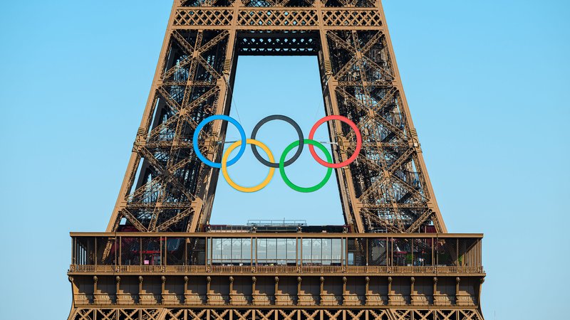 Olympische Ringe am Eiffelturm | Bild: picture alliance / Marco Wolf | Marco Wolf Olympische Ringe am Eiffelturm