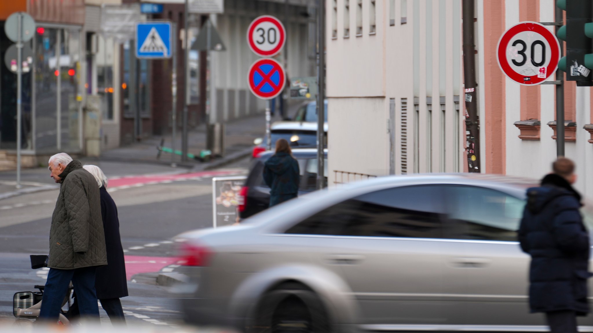 Tempo-30-Schilder stehen auf der Gärtnergasse. In Mainz gibt es bereits seit Mitte 2020 eine großflächige Tempo-30-Zone.