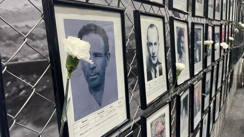 Eine Wand mit Fotos von Menschen, die im KZ Außenlager deportiert wurden. | Bild: BR/ Anna Parschan Eine Wand mit Fotos von Menschen, die im KZ Außenlager deportiert wurden.