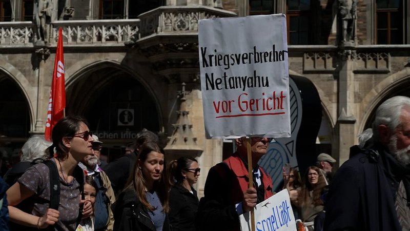 Ostermarsch-Kundgebung am Marienplatz | Bild: BR Ostermarsch-Kundgebung am Marienplatz