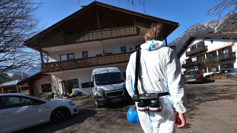 Bei den Löscharbeiten eines Brandes wurde in einem Mehrfamilienhaus in Garmisch-Patenkirchen am Freitagmorgen eine Leiche entdeckt. | Bild: picture alliance/dpa | Karl-Josef Hildenbrand Bei den Löscharbeiten eines Brandes wurde in einem Mehrfamilienhaus in Garmisch-Patenkirchen am Freitagmorgen eine Leiche entdeckt.