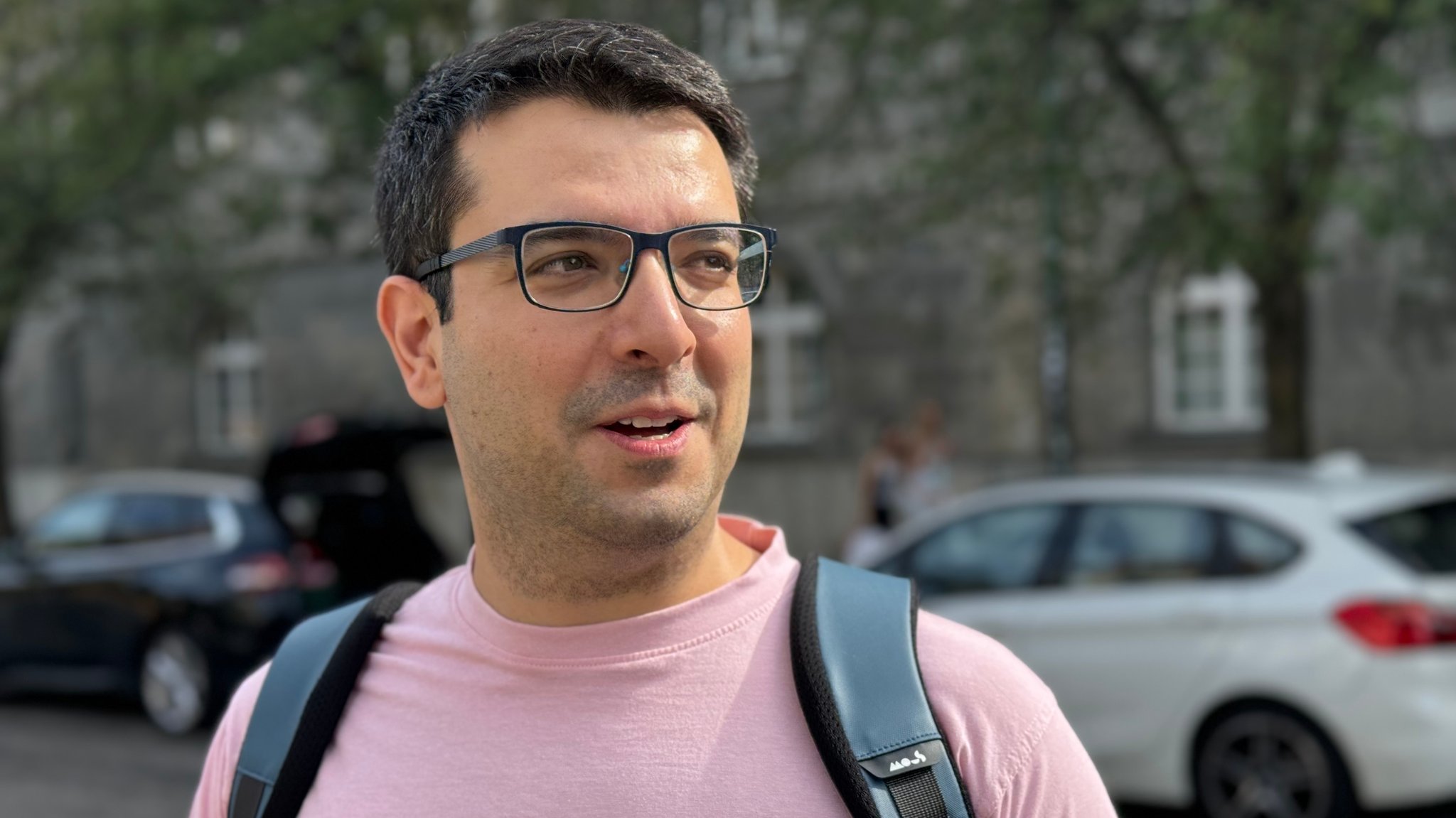 Mehmet Tekinsoy ist Facharzt für Virologie, Bayern erkennt das aber nicht an. Nach Jahren des Kampfes mit Behörden geht er zurück in die Türkei. | Bild: Katrin Bohlmann/BR Mehmet Tekinsoy ist Facharzt für Virologie, Bayern erkennt das aber nicht an. Nach Jahren des Kampfes mit Behörden geht er zurück in die Türkei.