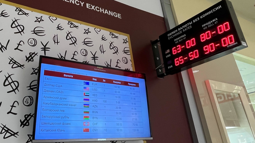  An einer Wechselstube in einem Einkaufszentrum der russischen Hauptstadt leuchten die Wechselkurse. 
