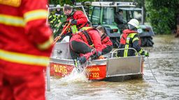 Angehörige der DLRG aus Memmingen sind dabei, Leute aus überschwemmten Wohnungen in Babenhausen zu evakuieren.  | Bild:dpa-Bildfunk/Jason Tschepljakow