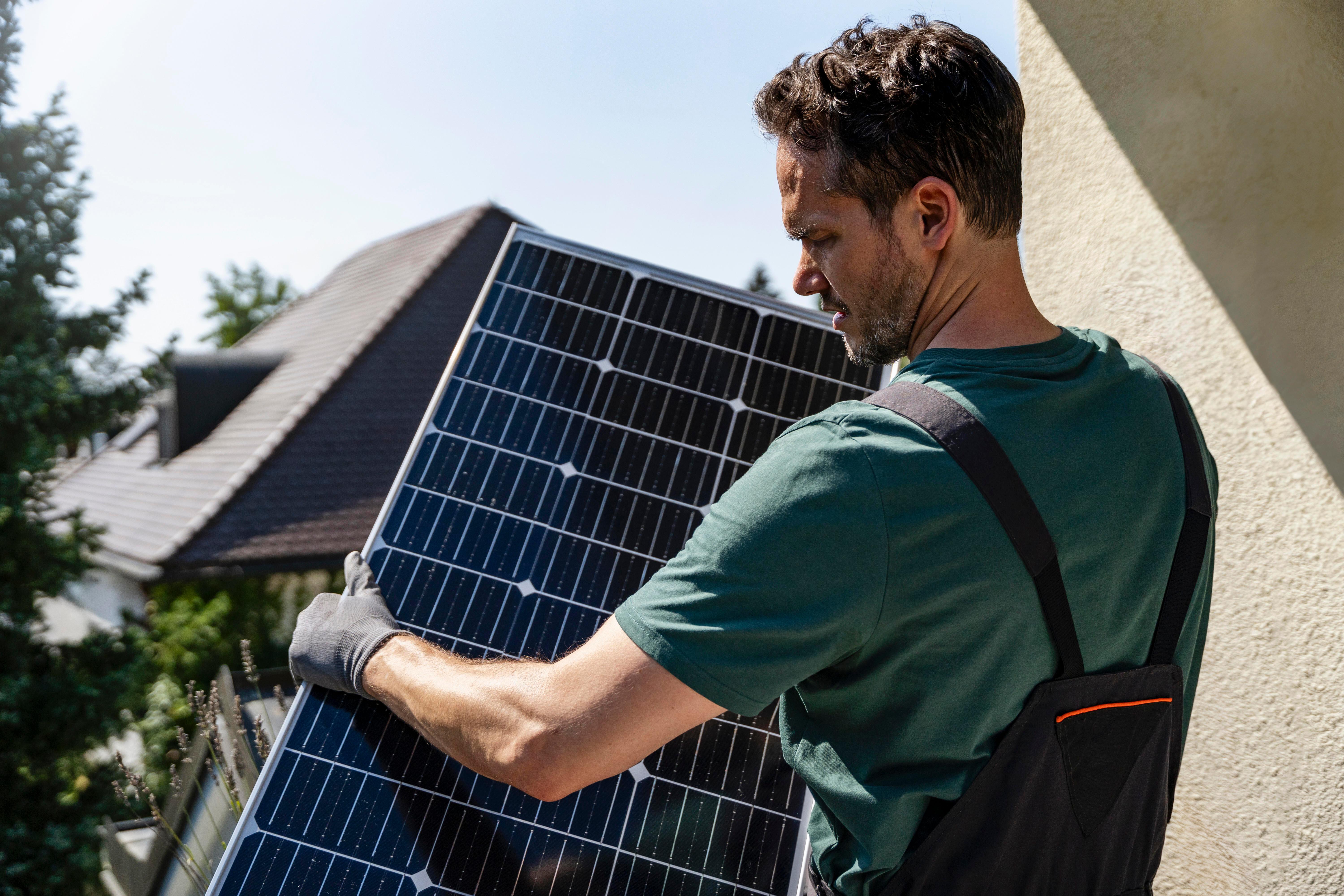 Handwerker mit Solarmodul
