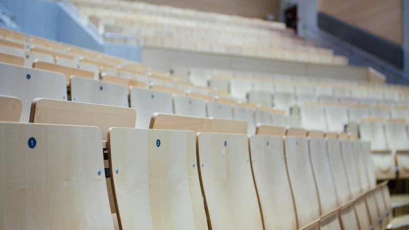 Die Sitzreihen in einem Hörsaal. (Symbolbild)