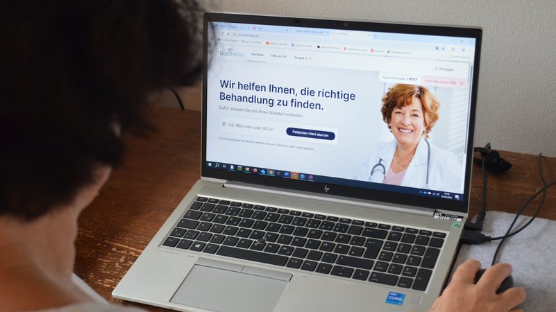 Eine Frau schaut auf einem Computerbildschirm auf die Startseite von DocOnline | Bild: Bayerischer Rundfunk 2025/ Nützel Eine Frau schaut auf einem Computerbildschirm auf die Startseite von DocOnline
