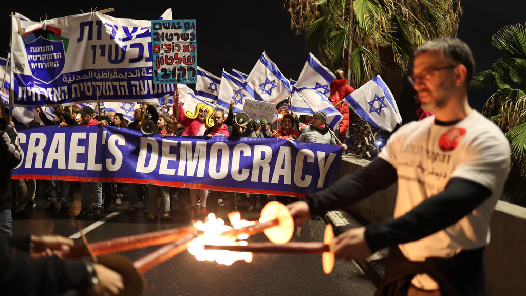 Proteste in Tel Aviv gegen die geplanten Reformen der Regierung | Bild: pa/dpa/ Ilia Yefimovich Proteste in Tel Aviv gegen die geplanten Reformen der Regierung