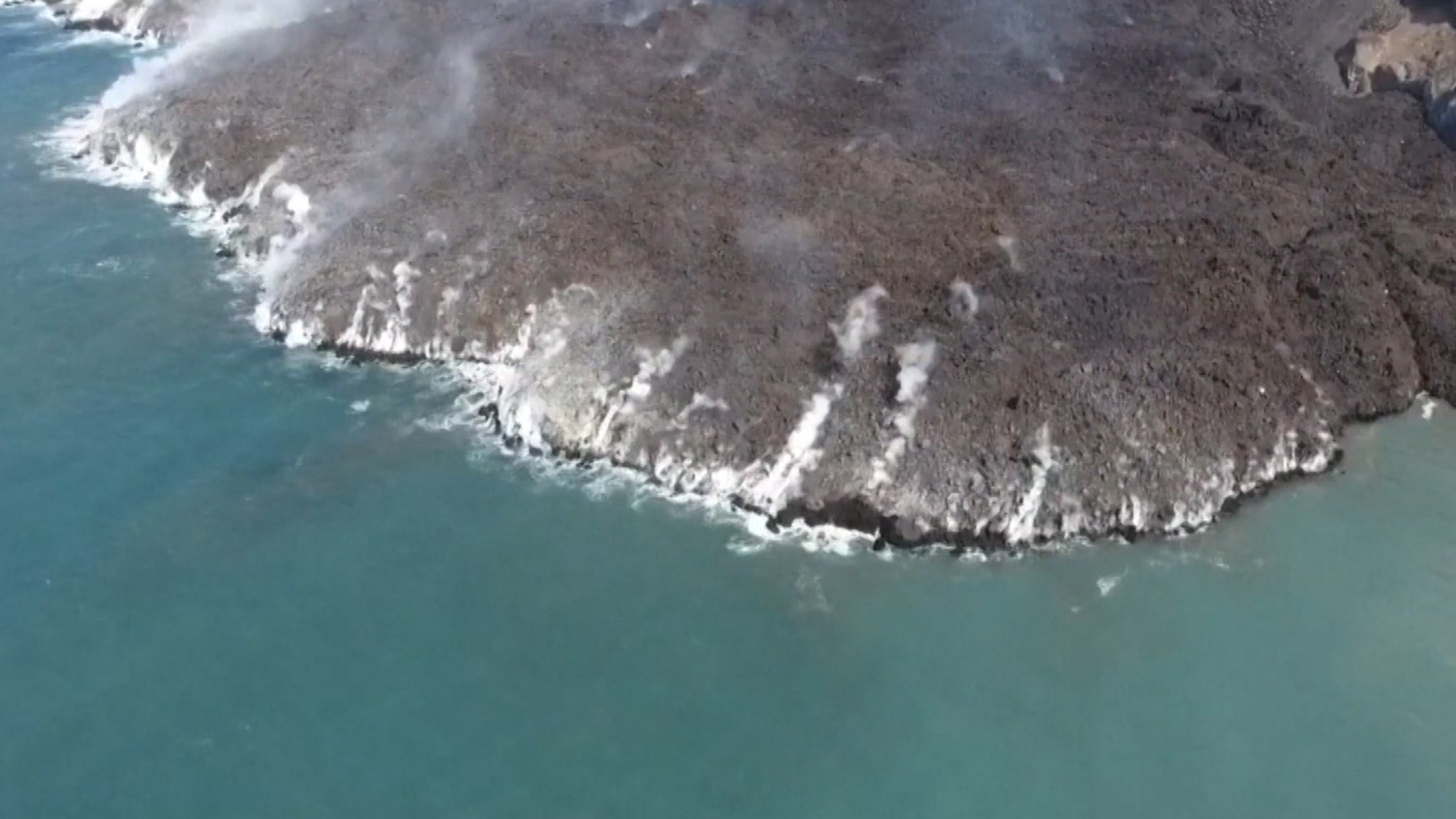 Neue Landzunge auf La Palma durch ins Meer geströmte Lava