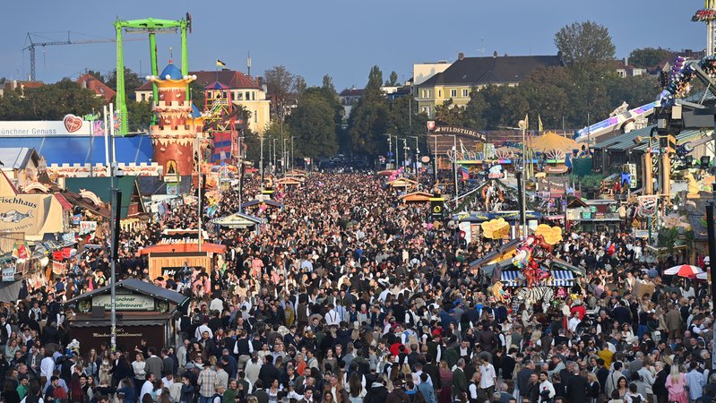 Menschenmassen auf dem Oktoberfest | Bild: picture alliance / SvenSimon | Frank Hoermann Menschenmassen auf dem Oktoberfest