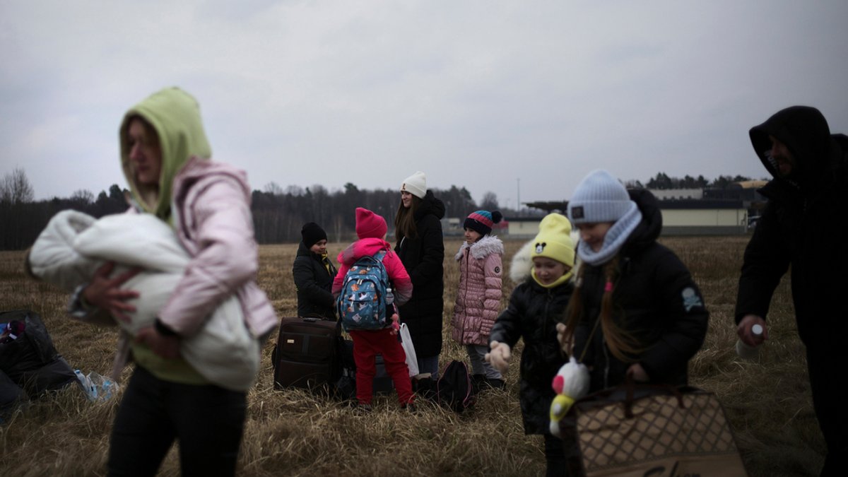 Menschen flüchten aus der Ukraine nach Polen