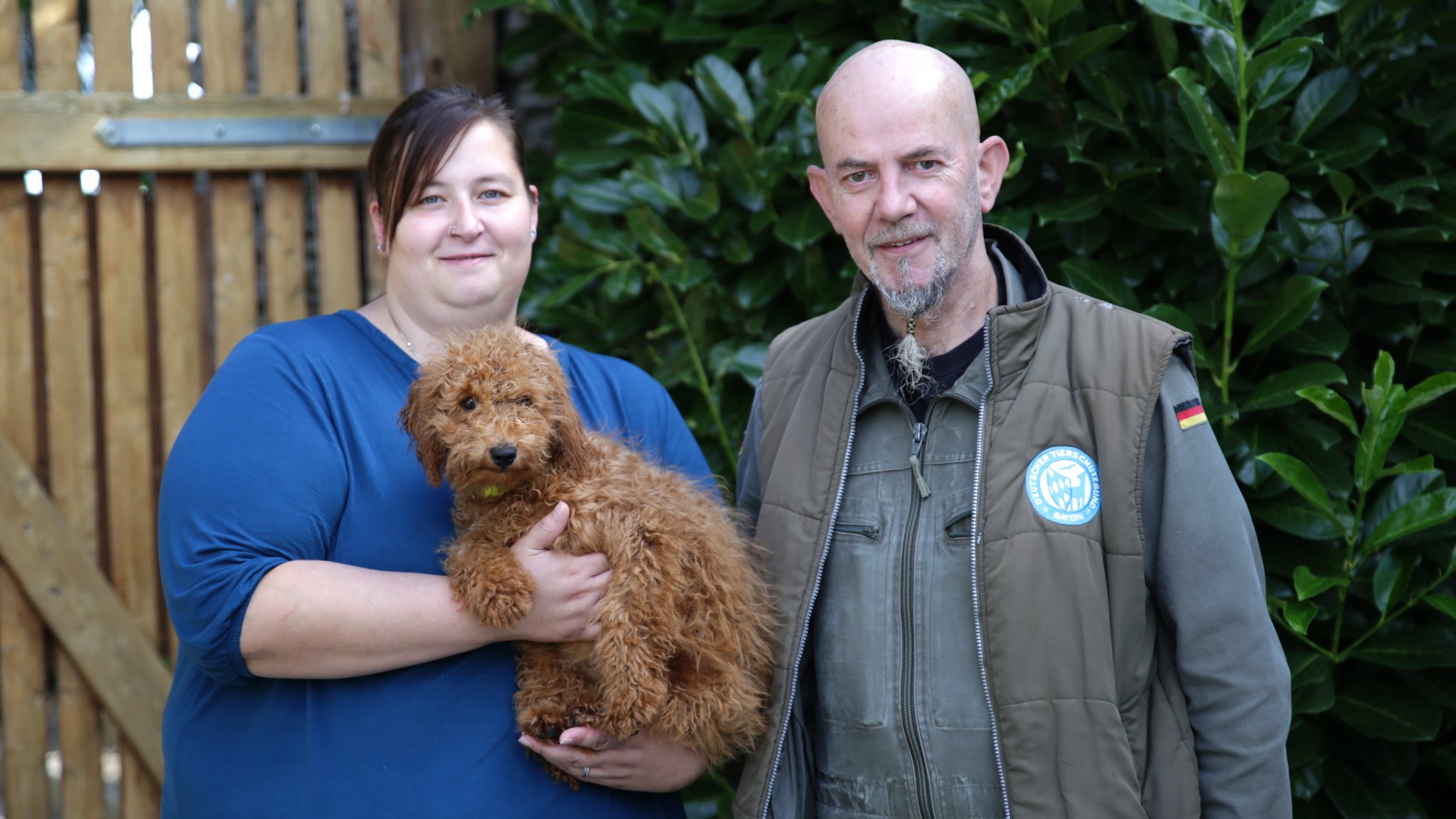 Andreas Brucker und Anne Bechmann mit Pudelwelpe Lotta. 