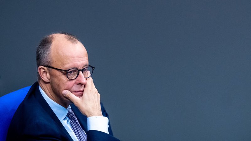 Kanzler Friedrich Merz während einer Bundestagsdebatte im Bundestag. (Archivbild) | Bild: dpa-Bildfunk/Michael Kappeler Kanzler Friedrich Merz während einer Bundestagsdebatte im Bundestag. (Archivbild)