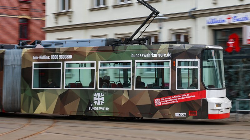 Trambahn mit Werbung für die Bundeswehr (in Zwickau) | Bild: picture alliance/dpa | Jan Woitas Trambahn mit Werbung für die Bundeswehr (in Zwickau)