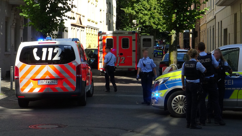 Polizeibeamte sichern den Einsatzort in der Holsteiner Straße in Dortmund