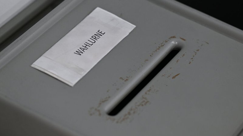 Wahlurne | Bild: dpa-Bildfunk/Arne Dedert Wahlurne