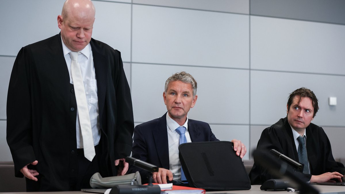 Björn Höcke (M), Vorsitzender der Thüringer AfD, mit seinen Anwälten Ulrich Vosgerau (l) und Philip Müller.