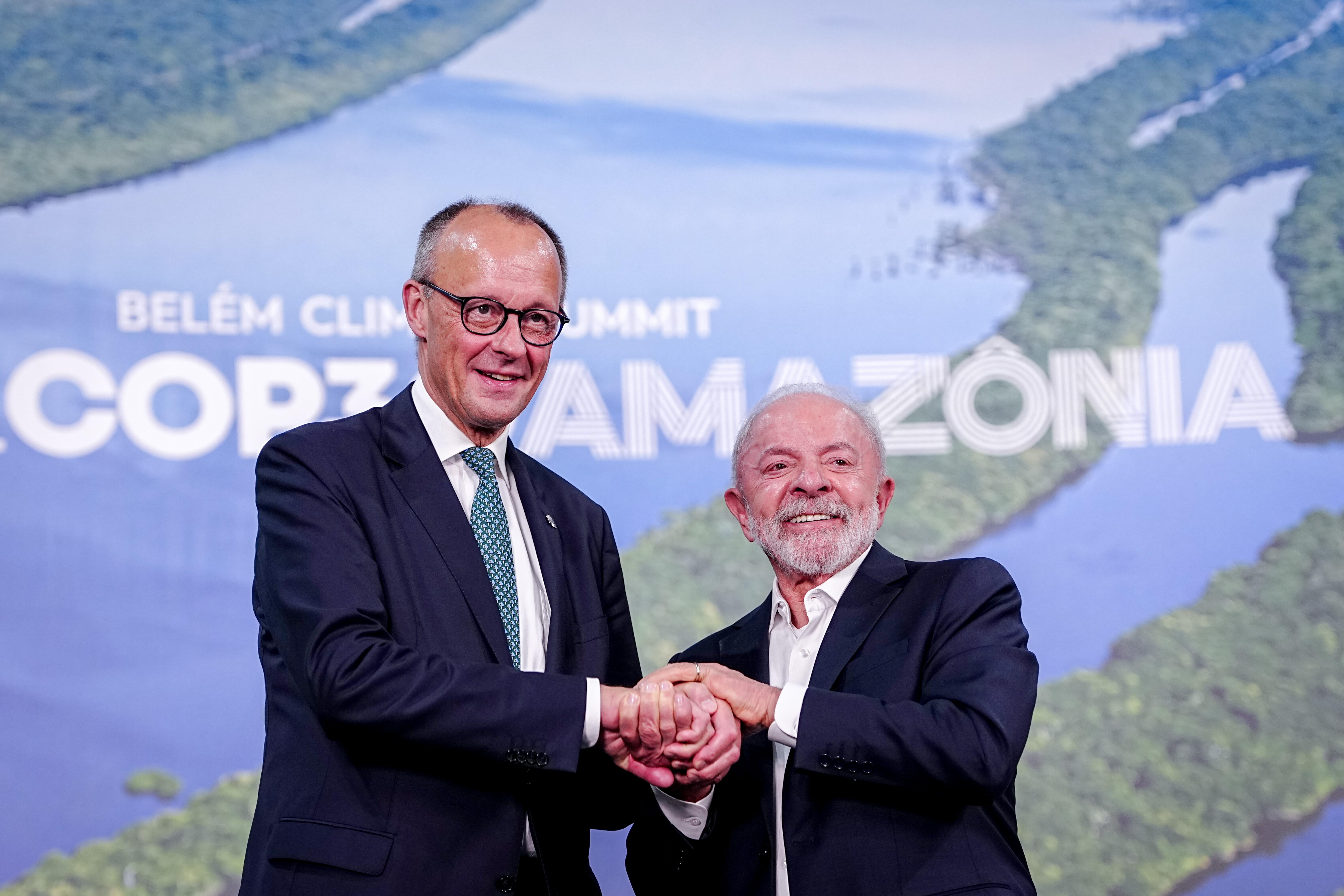 Bundeskanzler Friedrich Merz und der Klimagipfel-Gastgeber, Brasiliens Präsident Luiz Inacio Lula da Silva (rechts) in Belém