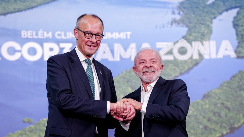 Bundeskanzler Friedrich Merz und der Klimagipfel-Gastgeber, Brasiliens Präsident Luiz Inacio Lula da Silva (rechts) in Belém | Bild: picture alliance/dpa | Kay Nietfeld Bundeskanzler Friedrich Merz und der Klimagipfel-Gastgeber, Brasiliens Präsident Luiz Inacio Lula da Silva (rechts) in Belém