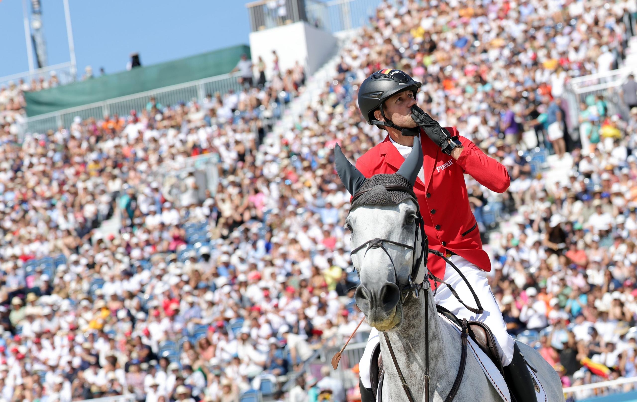06.08.2024, Frankreich, Paris: Olympia, Paris 2024, Pferdesport, Springen, Einzel, Finale, Deutschlands Christian Kukuk jubelt nach seinem auf Checker 47 im Stechen. Foto: Rolf Vennenbernd/dpa +++ dpa-Bildfunk +++