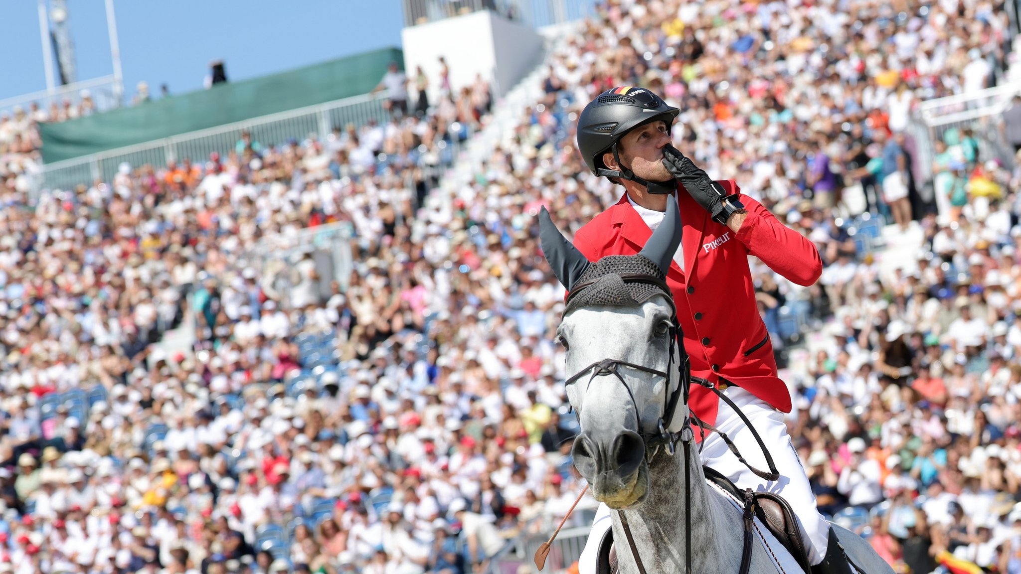 06.08.2024, Frankreich, Paris: Olympia, Paris 2024, Pferdesport, Springen, Einzel, Finale, Deutschlands Christian Kukuk jubelt nach seinem auf Checker 47 im Stechen. Foto: Rolf Vennenbernd/dpa +++ dpa-Bildfunk +++