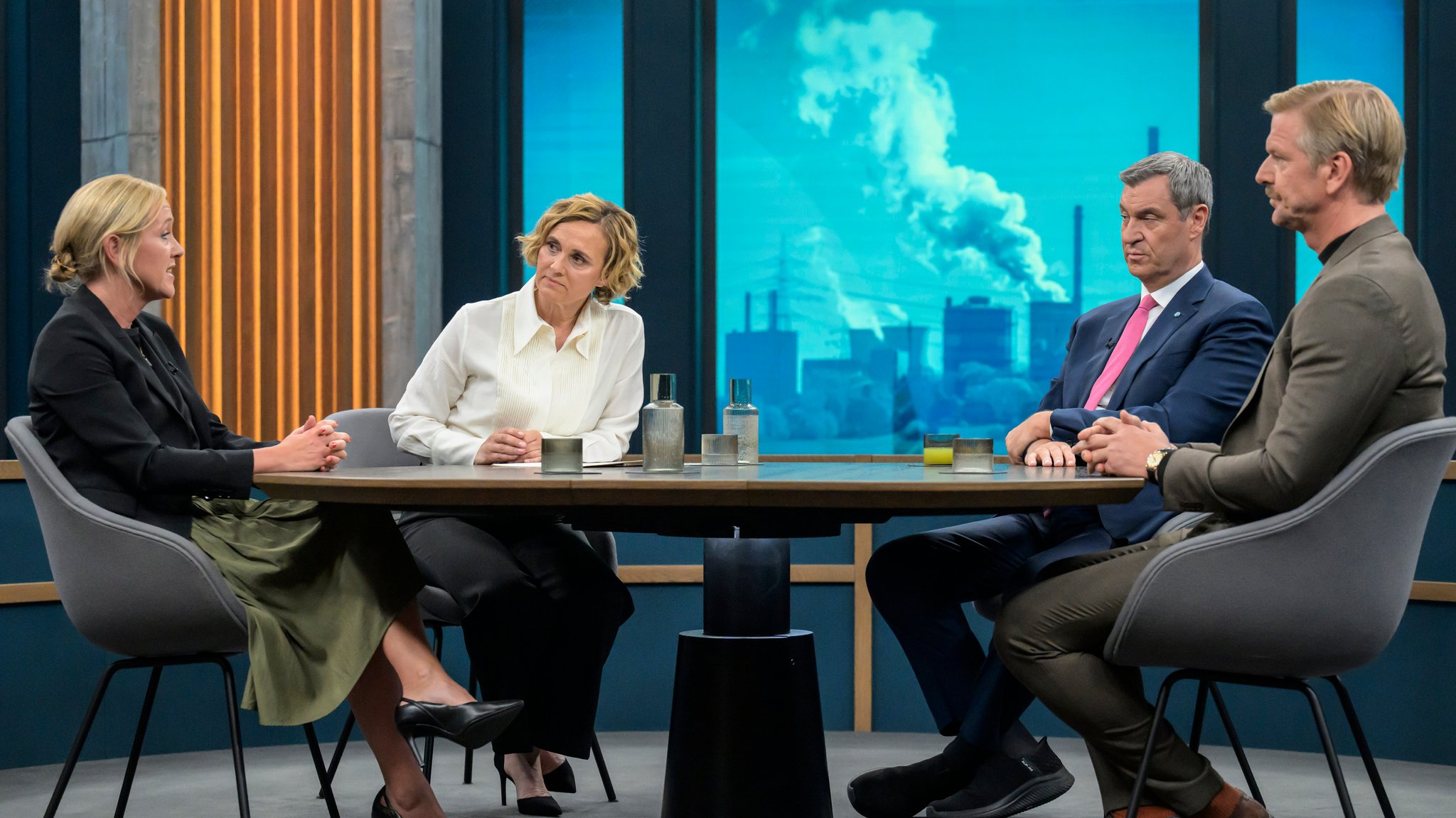 CSU-Chef Markus mit Gesprächspartnerinnen und Gesprächspartnern am Sonntagabend bei Caren Miosga | Bild: picture alliance / HMB Media | Uwe Koch CSU-Chef Markus mit Gesprächspartnerinnen und Gesprächspartnern am Sonntagabend bei Caren Miosga