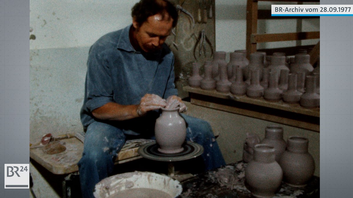 Ein Töpfer in einer Werkstatt beim Fertigen einer Vase