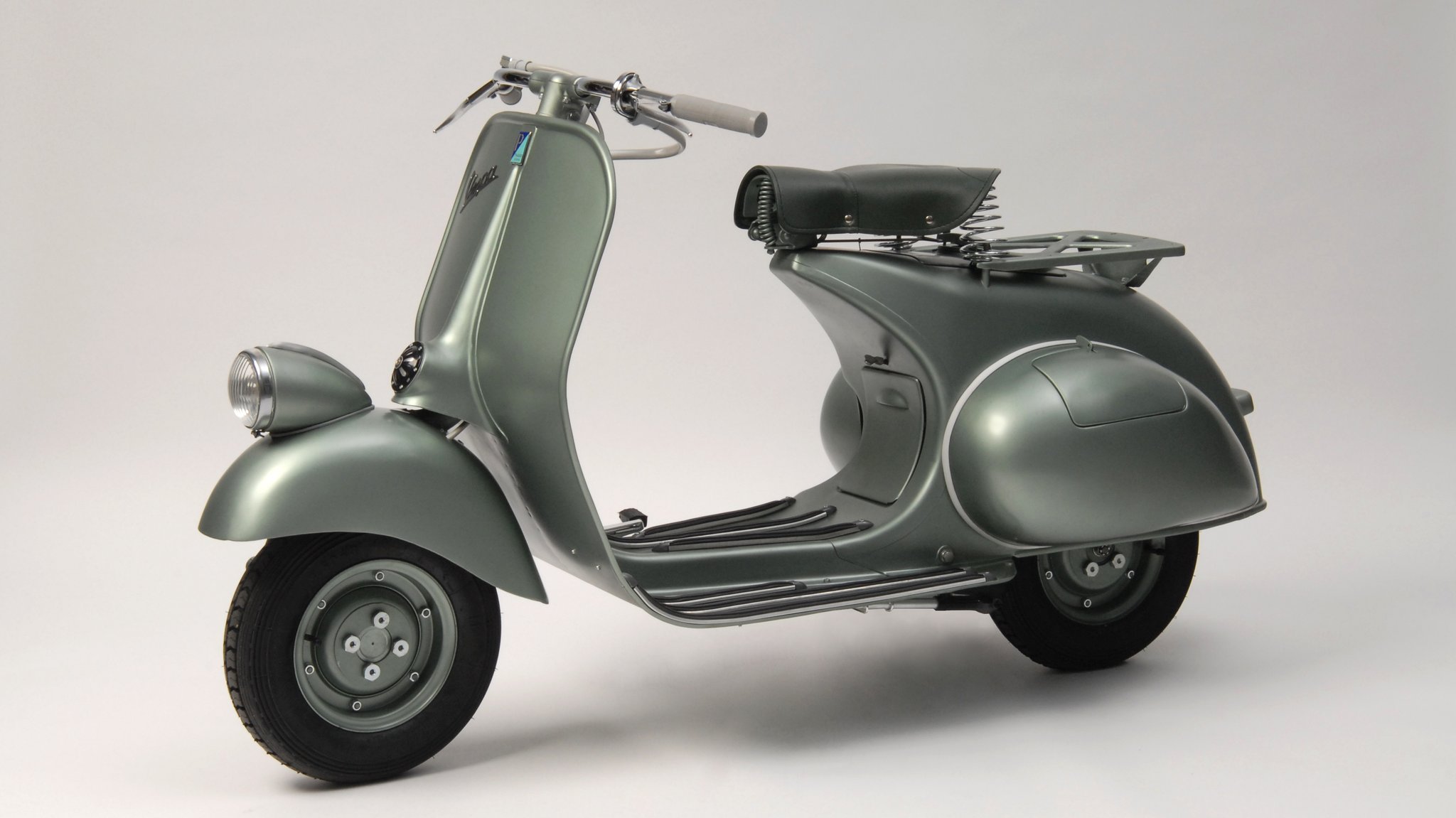 Vespa in mattsilbernem Salbeigrün | Bild: Die Neue Sammlung / Alexander Laurenzo Vespa in mattsilbernem Salbeigrün