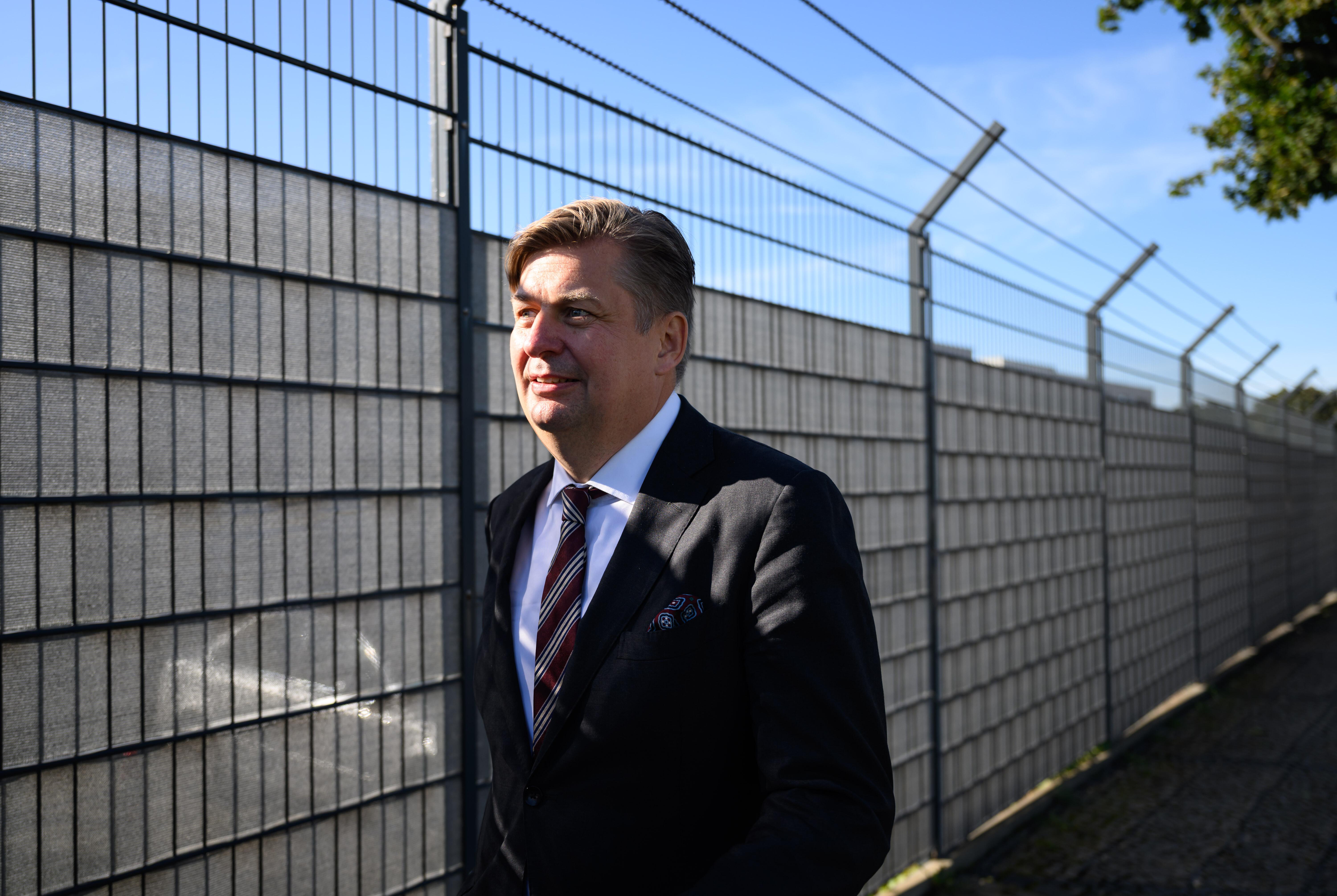 03.09.2025: Krah kommt als Zeuge vor Verhandlungsbeginn zum Prozess um mutmaßliche Spionage für China am Gerichtsgebäude an.