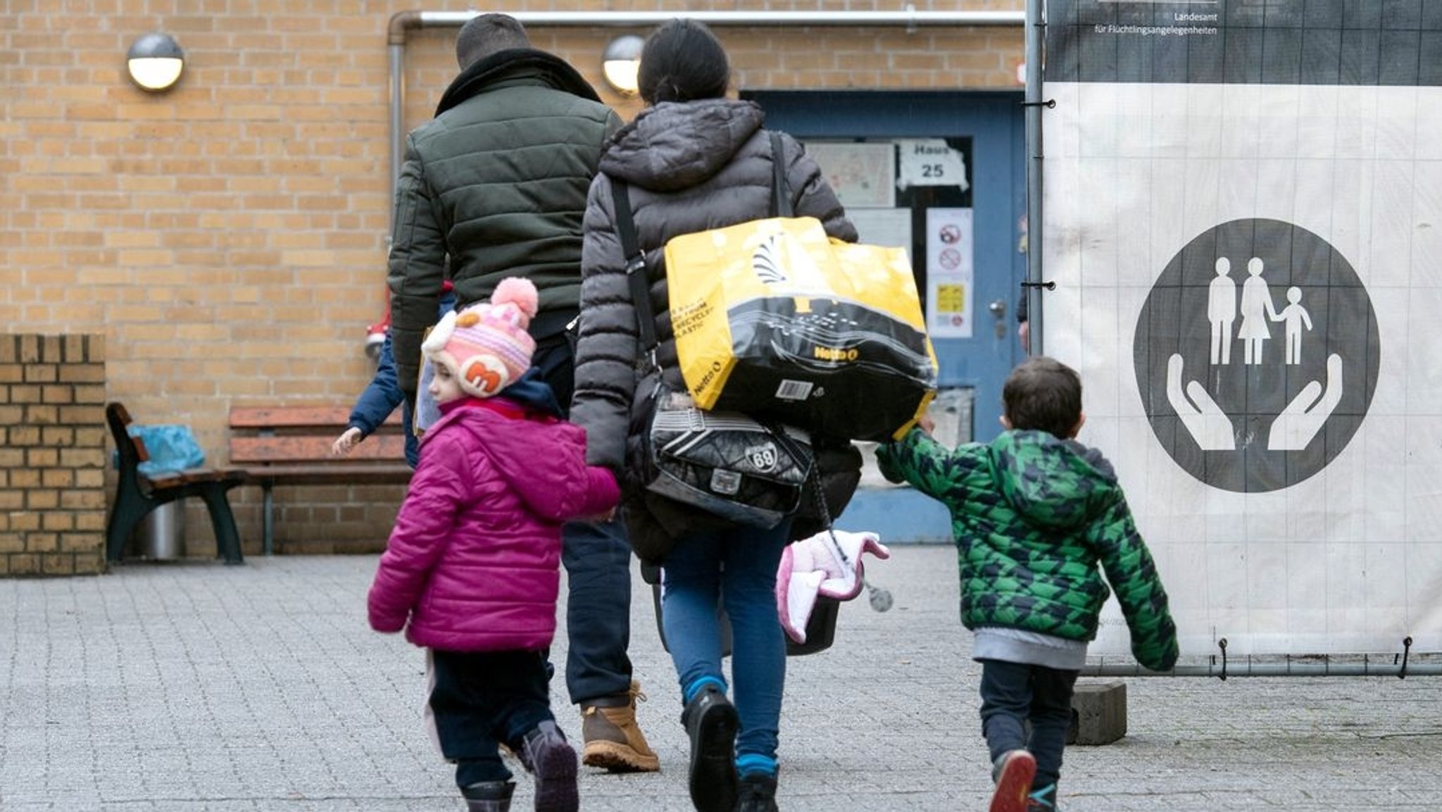 Eine Flüchtlingsfamilie auf dem Gelände einer Erstaufnahmeeinrichtung