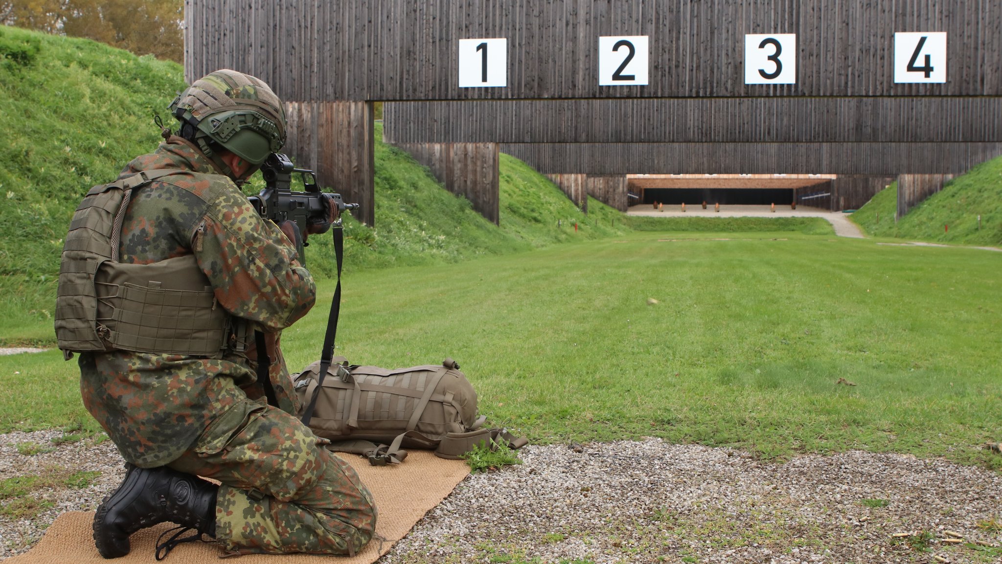 Schießtraining der Bundeswehr, kniend. Wehdienstleistender legt an. 