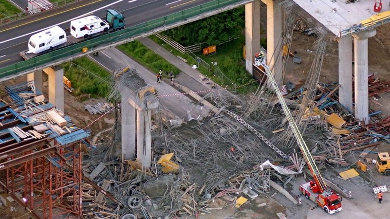 ARCHIV - 15.06.2016, Bayern, Werneck: Die Luftaufnahme zeigt die Unfallstelle am Ersatzneubau der Talbrücke Schraudenbach der Autobahn 7 (A7) bei Werneck. Dort war bei dem Einsturz eines Brückenneubaus ein Arbeiter getötet worden, mehrere wurden schwer verletzt. (zu dpa: «Statiker nach Einsturz von Autobahnbrücke vor Gericht») Foto: Hajo Dietz/dpa +++ dpa-Bildfunk +++ | Bild: dpa-Bildfunk/Hajo Dietz ARCHIV - 15.06.2016, Bayern, Werneck: Die Luftaufnahme zeigt die Unfallstelle am Ersatzneubau der Talbrücke Schraudenbach der Autobahn 7 (A7) bei Werneck. Dort war bei dem Einsturz eines Brückenneubaus ein Arbeiter getötet worden, mehrere wurden schwer verletzt. (zu dpa: «Statiker nach Einsturz von Autobahnbrücke vor Gericht») Foto: Hajo Dietz/dpa +++ dpa-Bildfunk +++