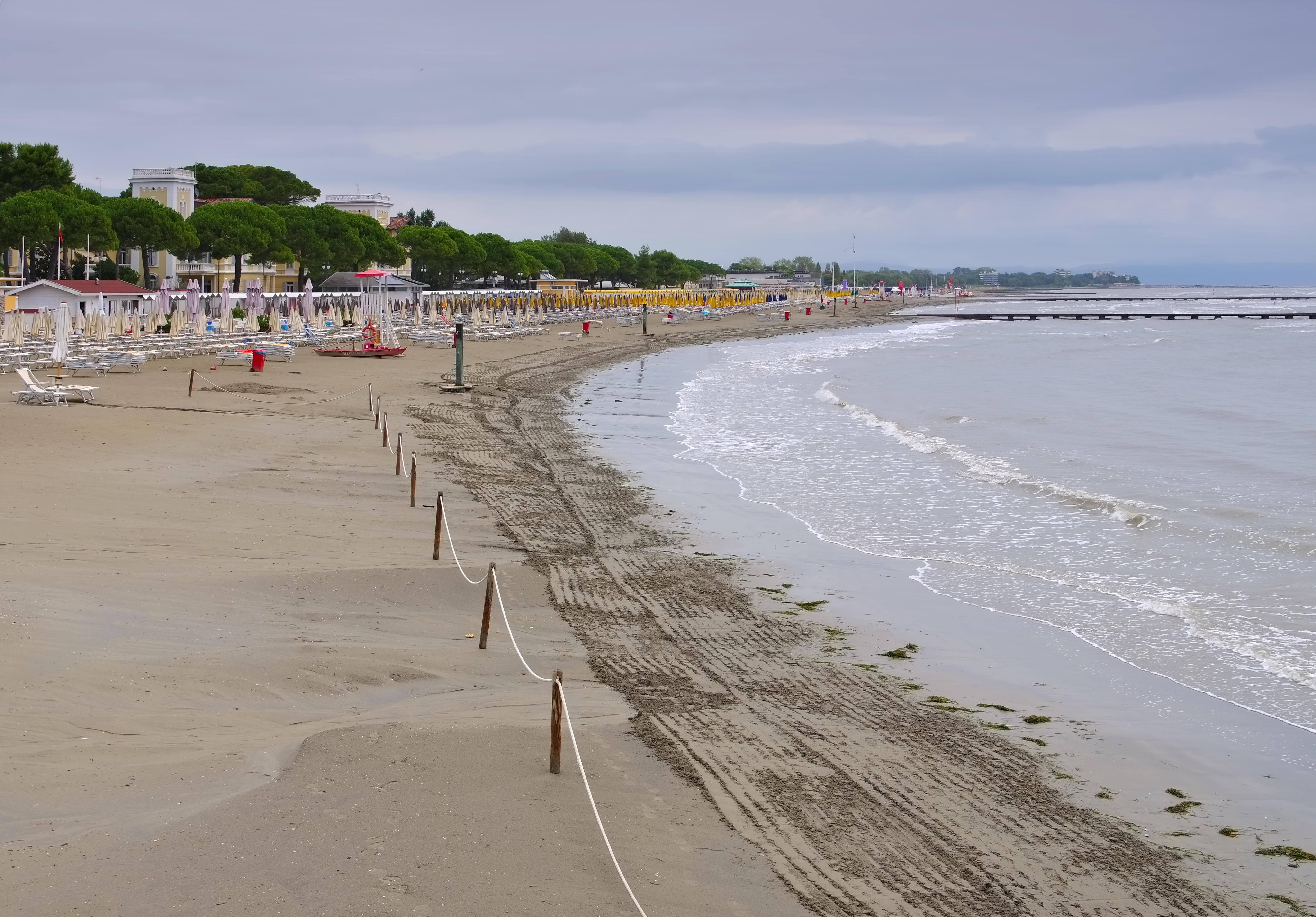 Meer und Strand in Grado, am Strand Sonnenschirme (Archivbild)