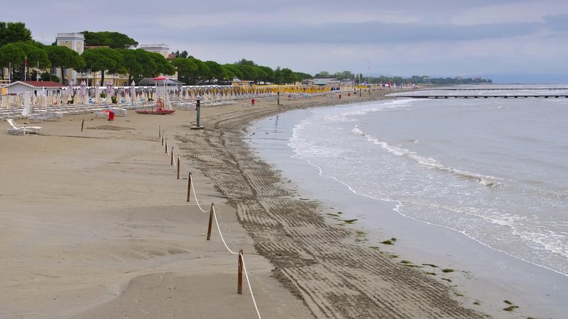 Meer und Strand in Grado, am Strand Sonnenschirme (Archivbild) | Bild: picture alliance / Shotshop|lianem (Archivbild) Meer und Strand in Grado, am Strand Sonnenschirme (Archivbild)